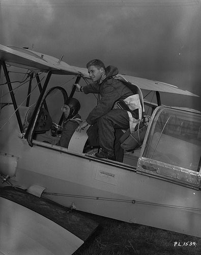 Leading Aircraftmen, M. Stober and J. Jacobson, in the cockpit of a plane, No. 8 Elementary Flying Training School, Vancouver, 1940 / Les aviateurs chefs M. Stober et J. Jacobson dans le cockpit d’un avion à la 8e École élémentaire de pilotage de Vancouve