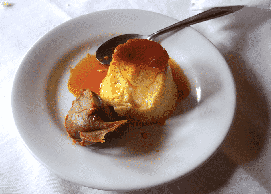 Flan typique argentin servi avec une noix de dulce de leche, un vrai délice 