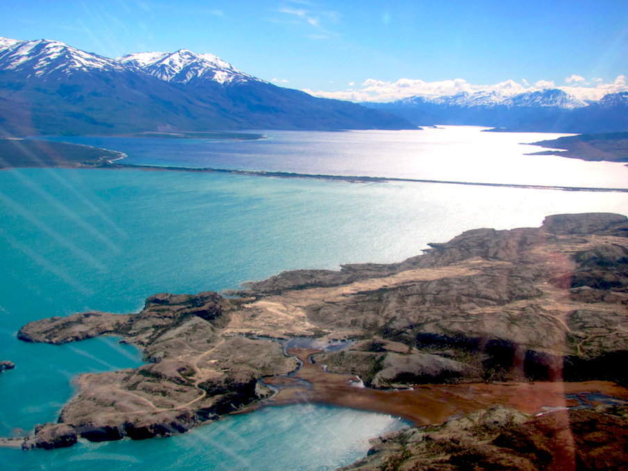 Aperçu du lac de Posadas, entouré de ses montagnes enneigées 